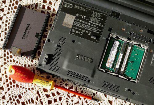 Upgrading the ThinkPad X200 memory and SSD is easy.
