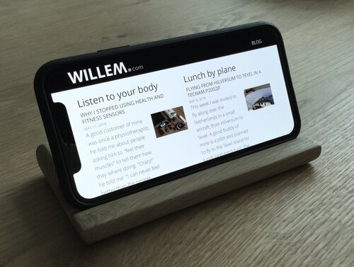 The touch screen is fully accessible, the front ridge is slightly recessed to allow