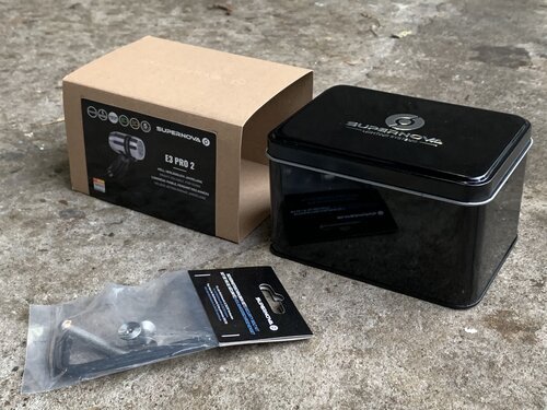 The light comes in a metal box that you can reuse for something else afterwards. The anti-theft bolts came in a separate bag