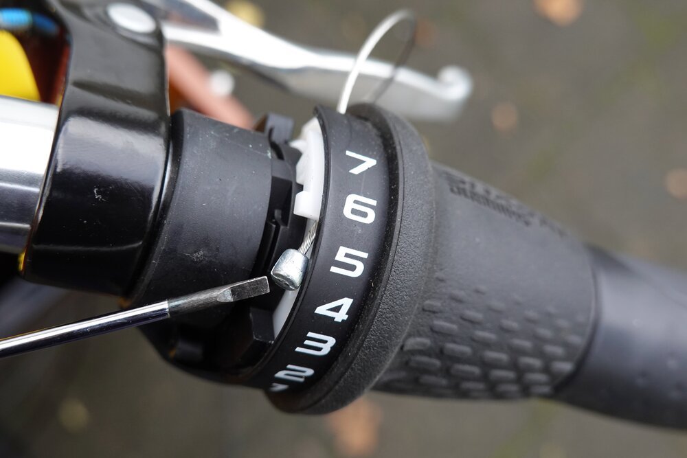 The endpoint has a fixed piece of metal on it - pulling it out can therefore only be done in one direction