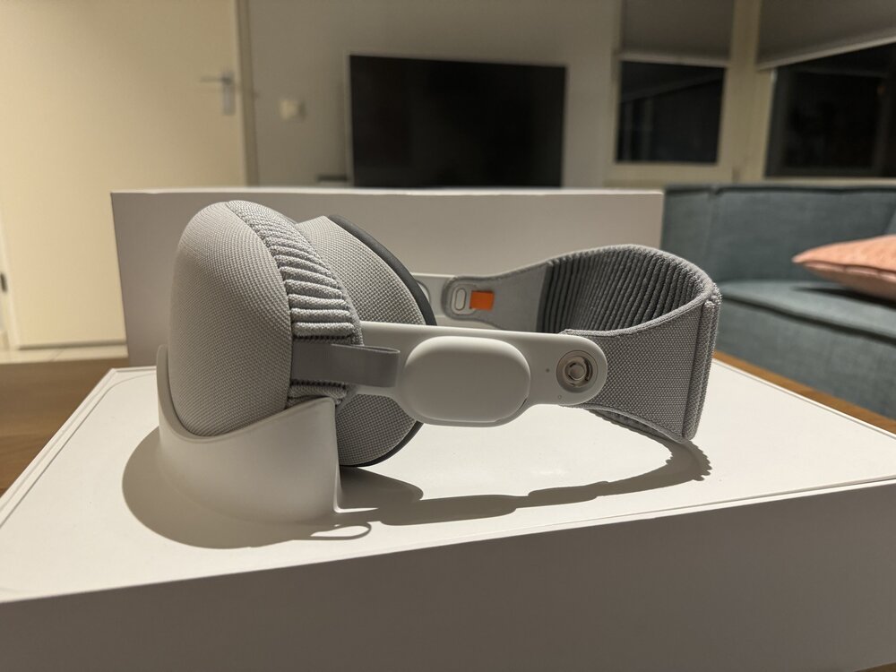 Apple Vision Pro, like a good set of earphones for your eyes