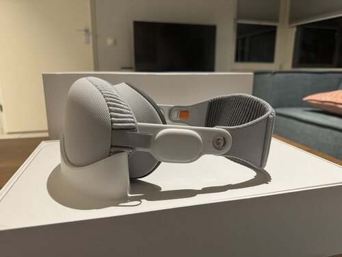 Apple Vision Pro, like a good set of earphones for your eyes