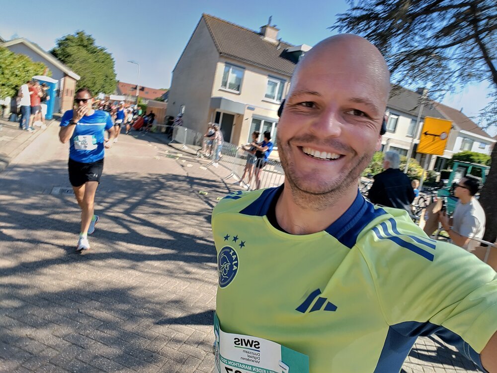 Having fun outside: smiling at the 10K mark, still going strong