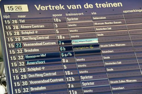 The big blue mechanical departure info board from Utrecht Centraal (photo: cc/maurits90)