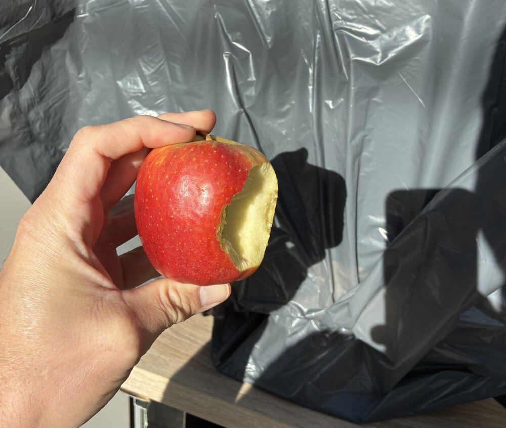 ... while eating an apple!