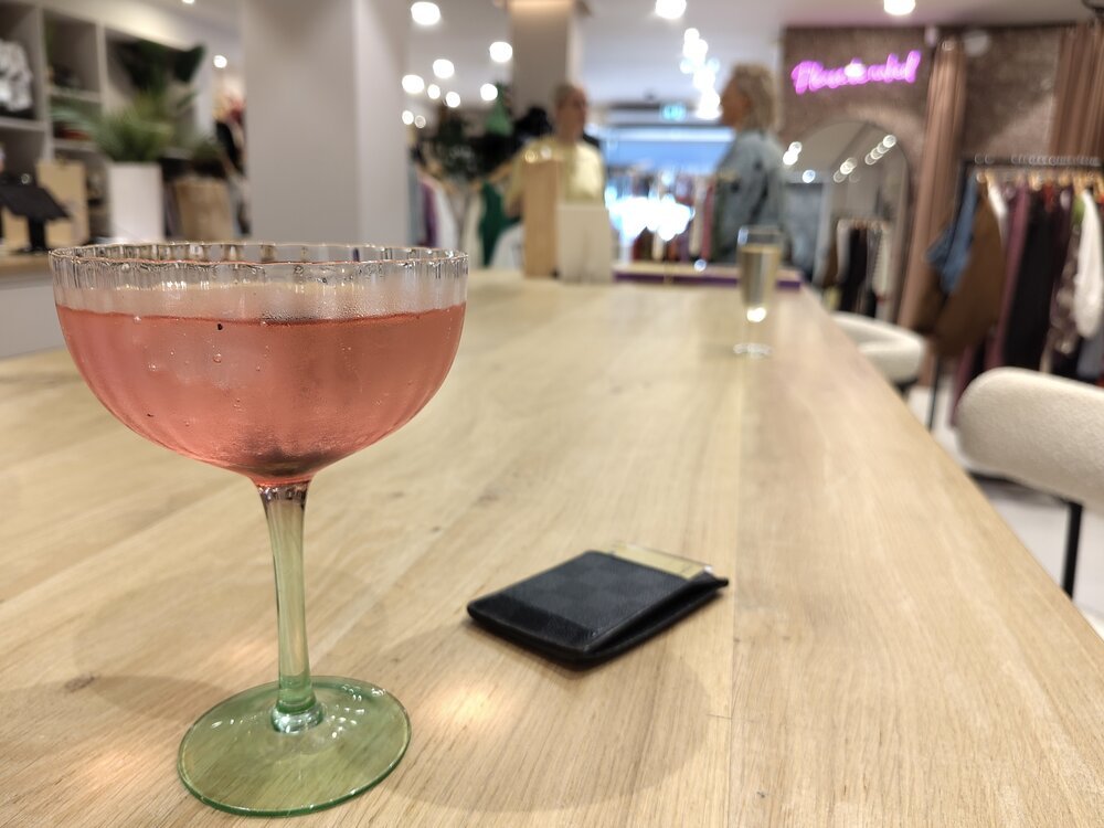 Gin-Tonic with blueberries at KUIF Venlo while shopping for clothes