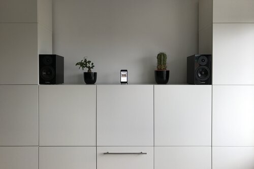 Música desde el mueble de la oficina - iPhone como reproductor de música conectado. Todo un sólido espectáculo de rock en combinación con el Apple Watch como control remoto.