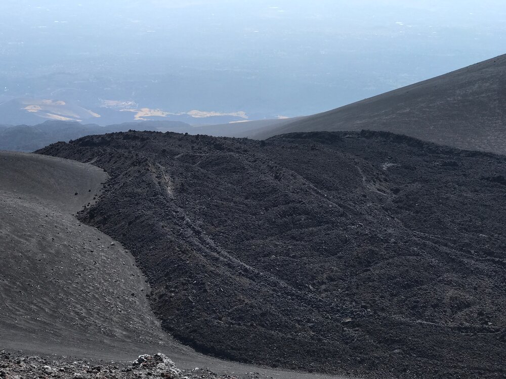 Lava fresca, de apenas unos meses, claramente reconocible
