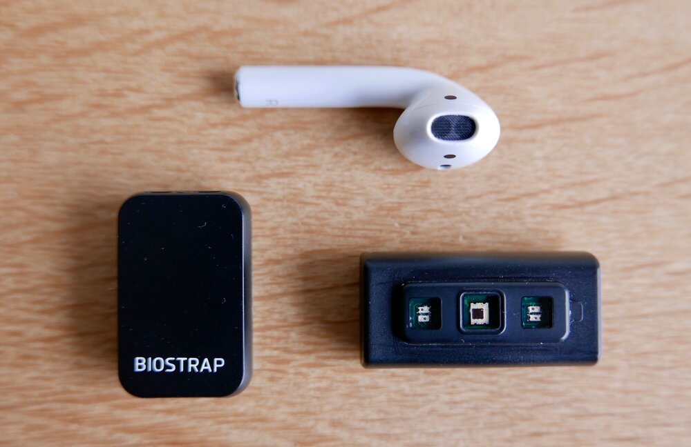 Tamaño de los sensores Biostrap comparado con un Apple AirPod