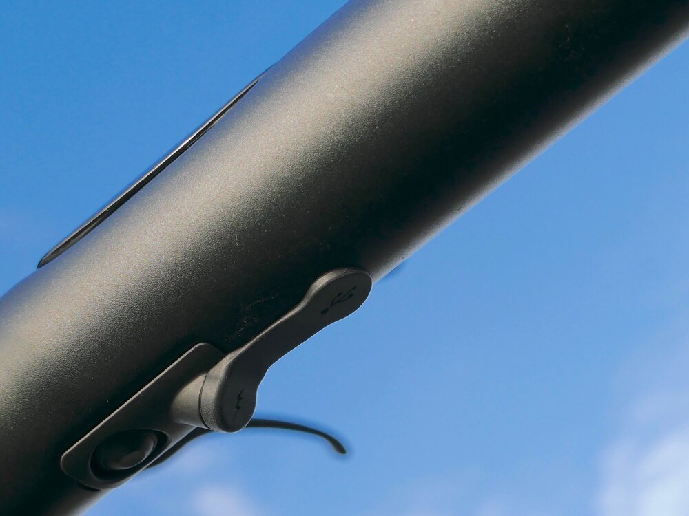 El puerto de carga está oculto detrás de una tapa de goma.