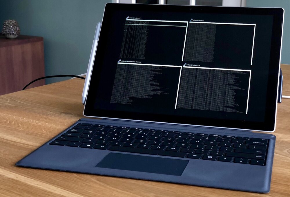 Ejecutando cuatro aplicaciones simultáneamente gracias a la multitarea de Windows, al precio de consumir más batería