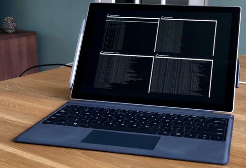 Ejecutando cuatro aplicaciones simultáneamente gracias a la multitarea de Windows, al precio de consumir más batería