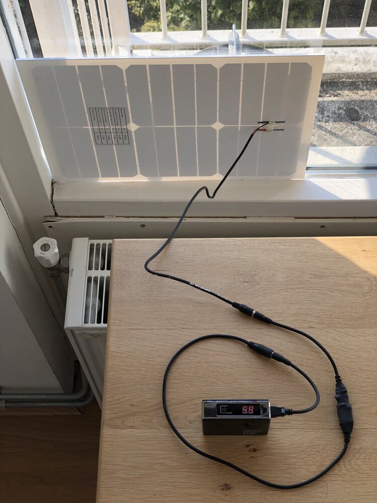 Encontrar una forma de fijar el panel de manera que el clima no lo dañe