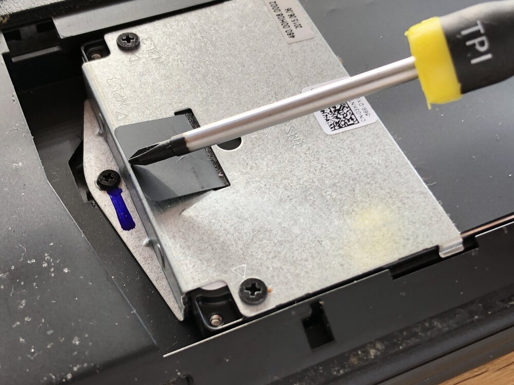 El disco suele estar fijado con unos tornillos diminutos