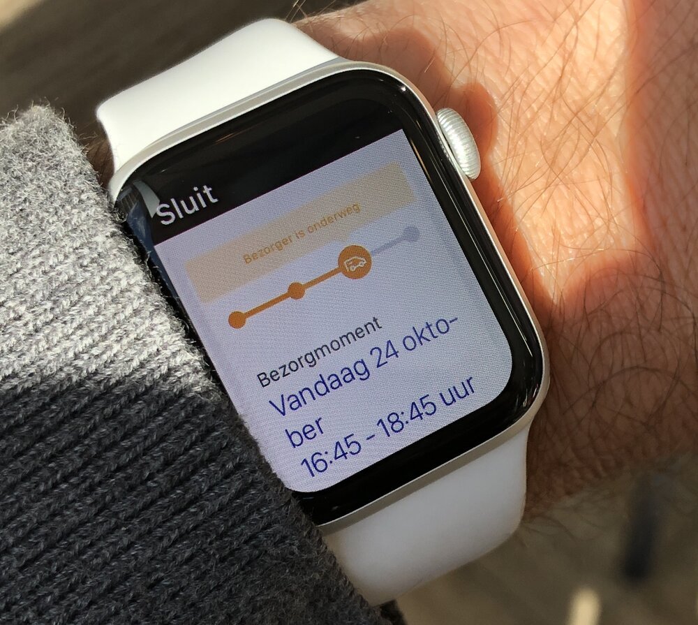 Apple Watch mostrando la hora estimada de entrega de un paquete (del servicio postal holandés PostNL)
