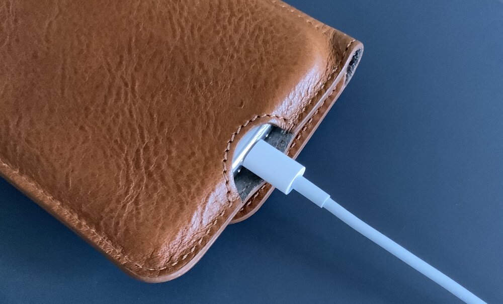 Cargando el iPhone mientras está dentro de la cartera