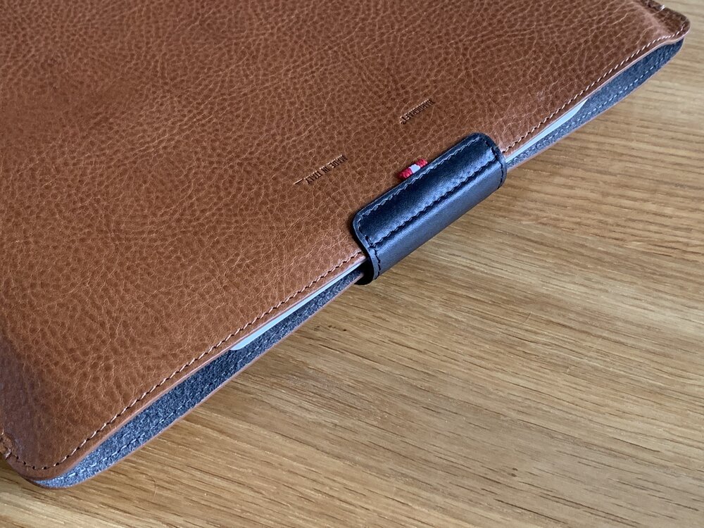 La funda tiene una sensación de alta gama debido a sus detalles y acabados de alta calidad