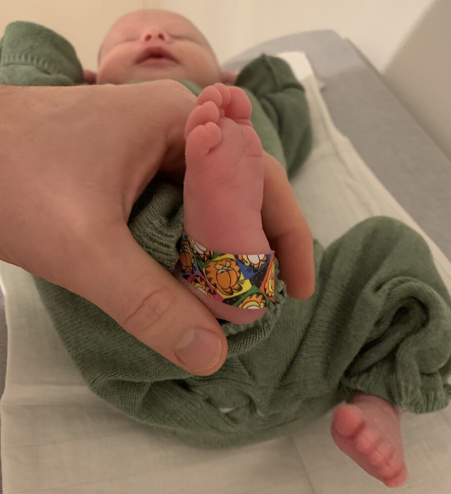 Al menos le pusieron una venda adhesiva de Garfield genial