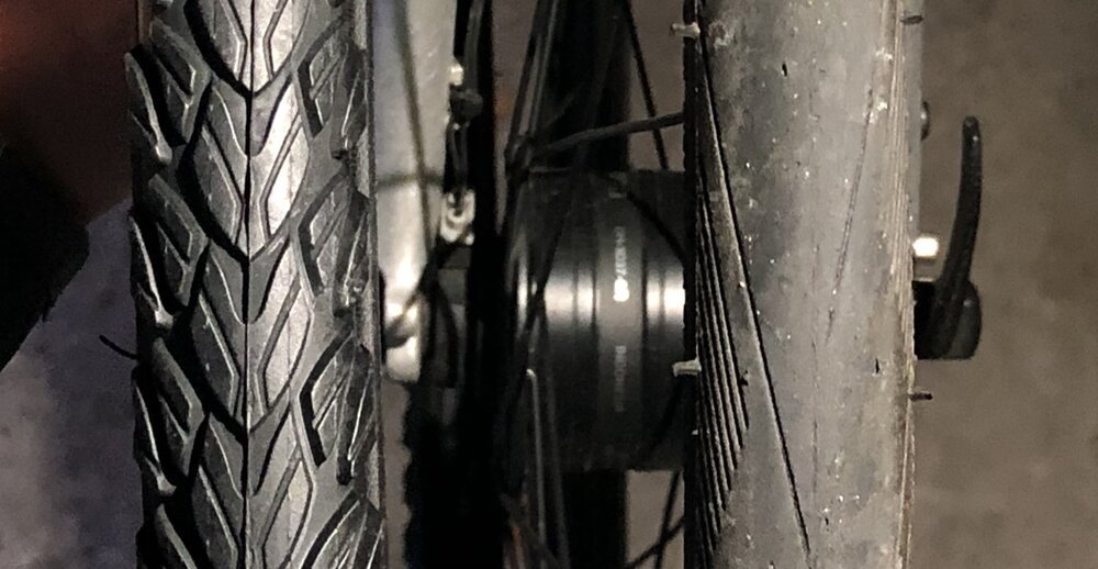 Diferencias en el perfil de los neumáticos entre Schwalbe Marathon Plus Tour (izquierda) y Schwalbe Durano (derecha)