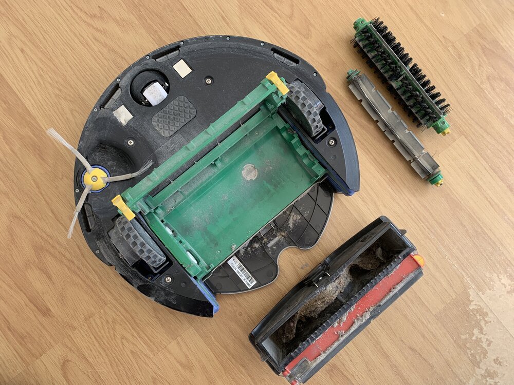 Retira el depósito de polvo y los cepillos