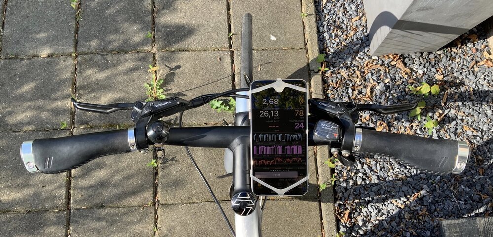 Sintiéndome aventurero montando un iPhone de 1659 € en mi manillar con una correa de goma