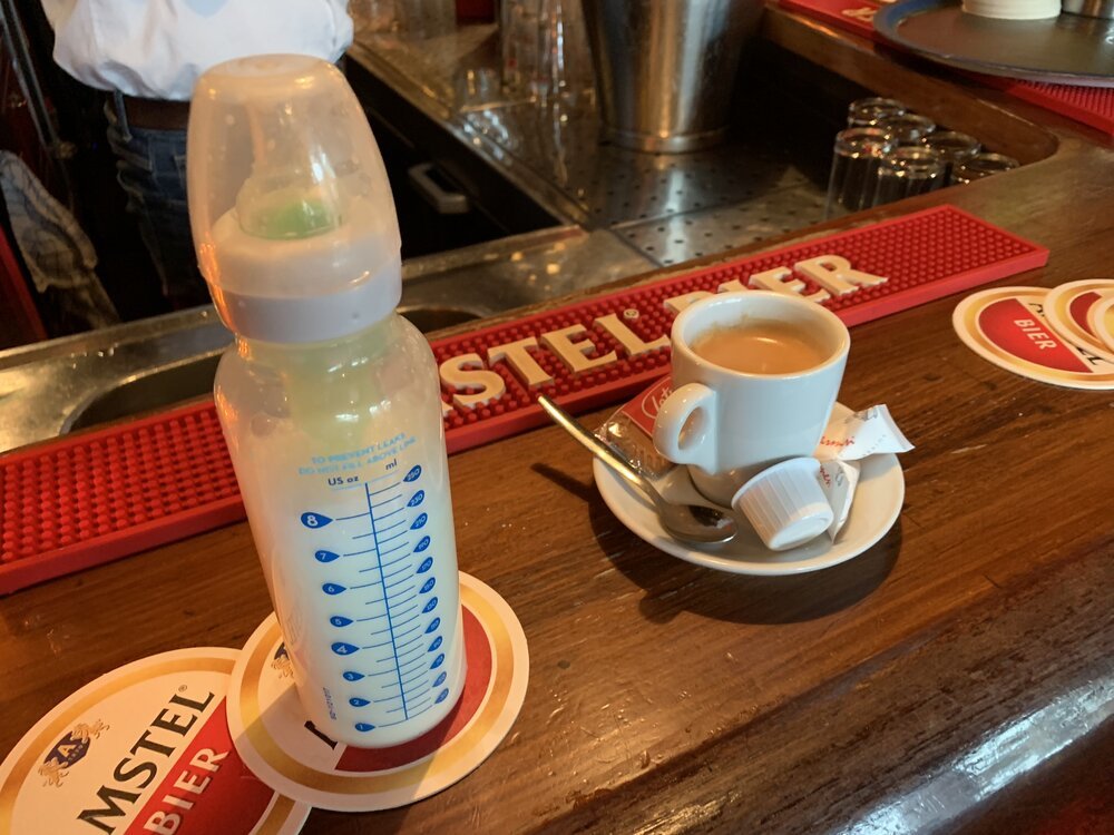 Bebidas calientes para padre e hijo sobre la marcha