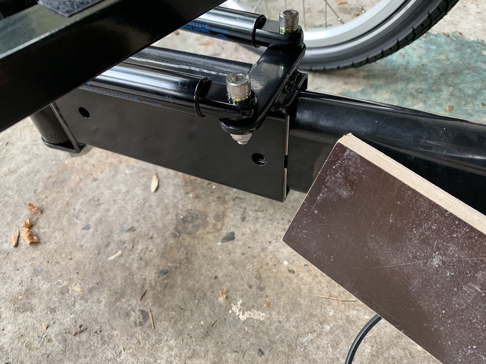 Usando un trozo de madera como martillo 'seguro para la pintura'