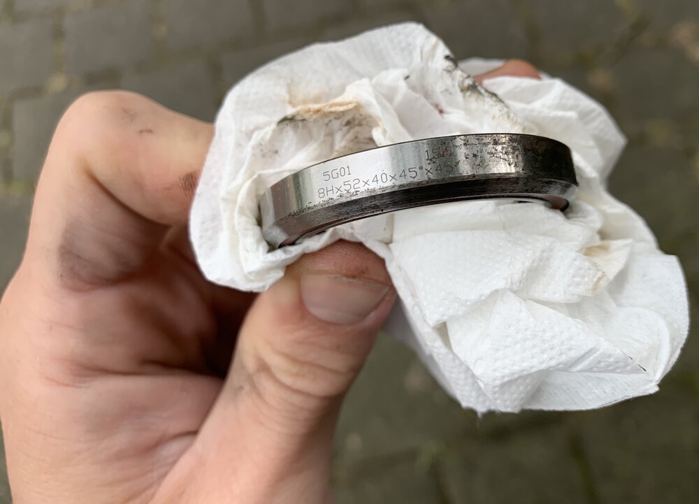 Reemplaza los rodamientos viejos por unos nuevos mientras lo haces