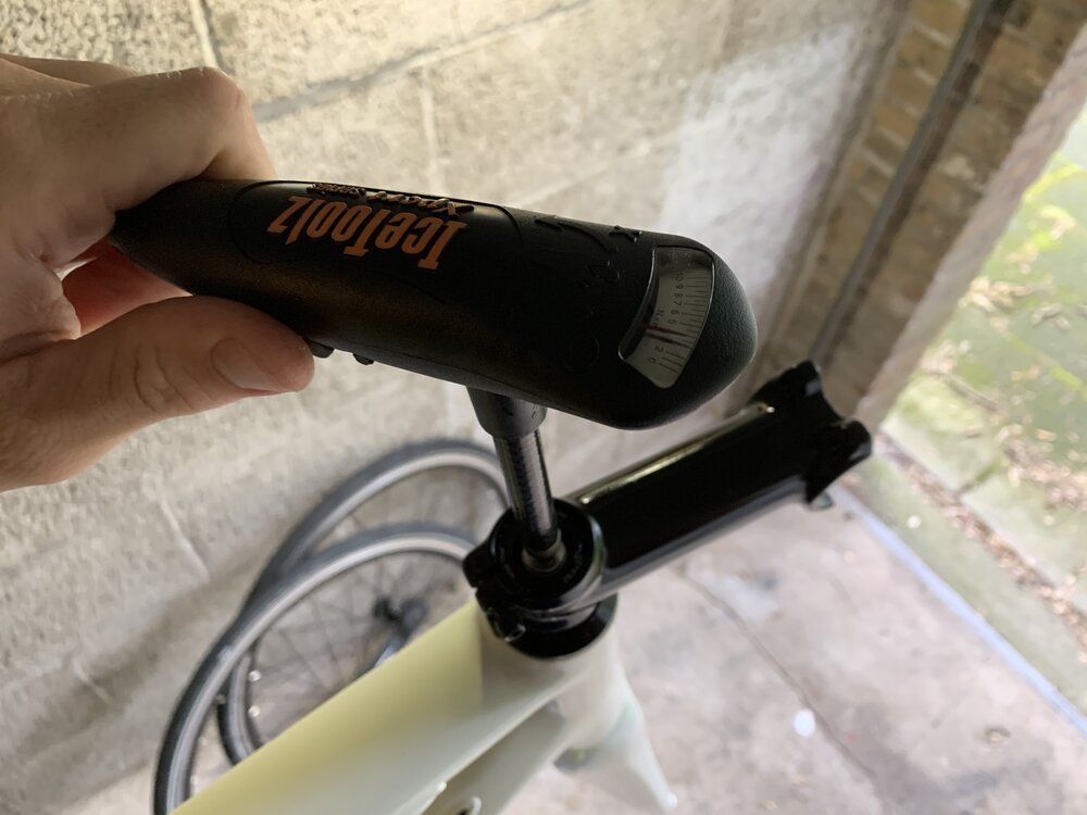 Siempre usa una buena llave dinamométrica para evitar una fuerza excesiva en los tornillos