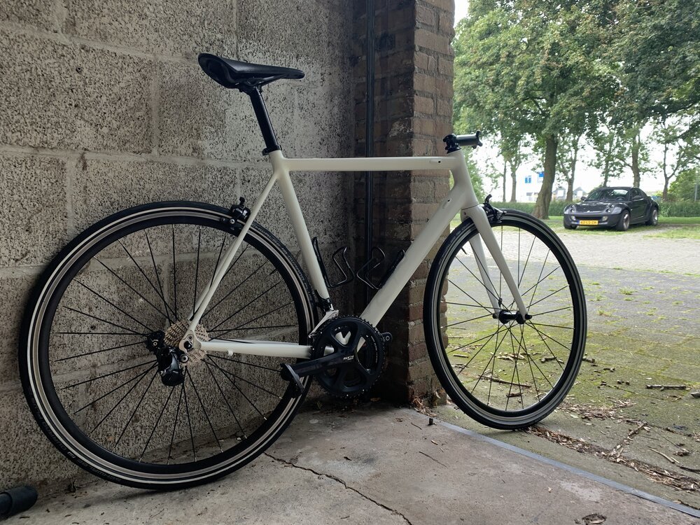 Con las ruedas instaladas, ¡el montón de piezas empieza a parecer una bicicleta!