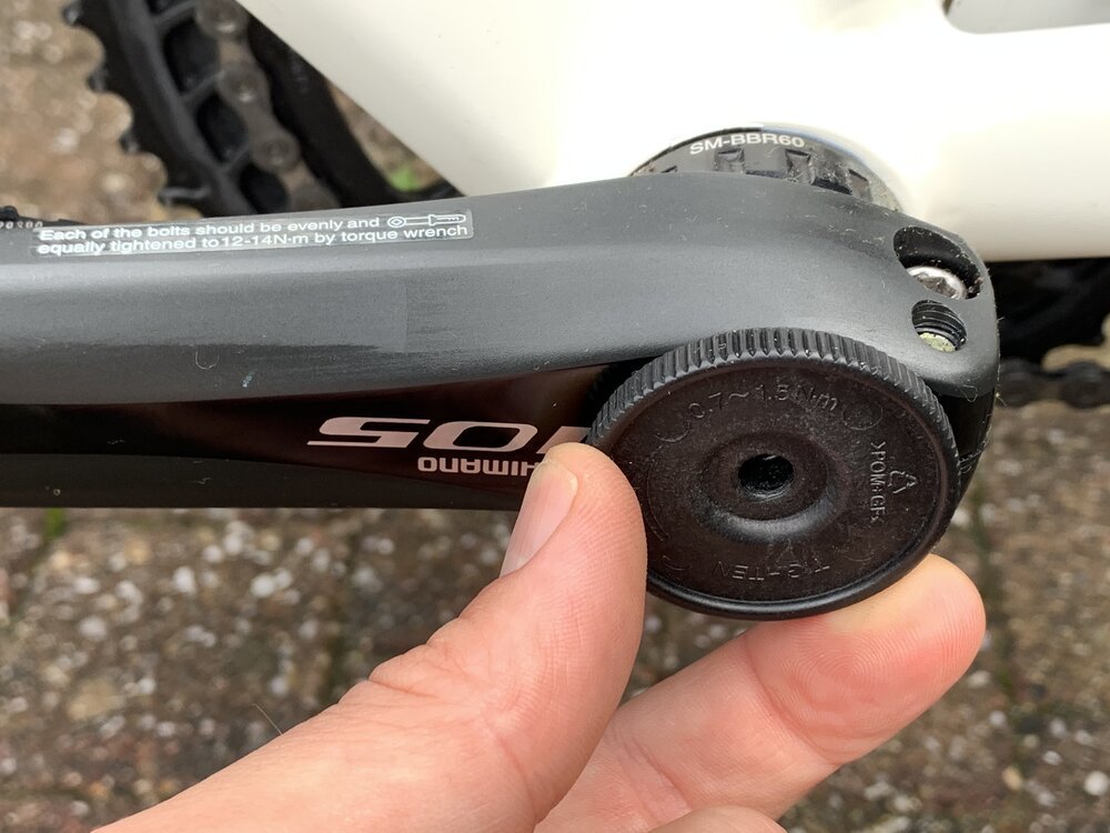 Debería poder aflojar la tapa de plástico solo con los dedos/la mano, no se requiere un par extremo