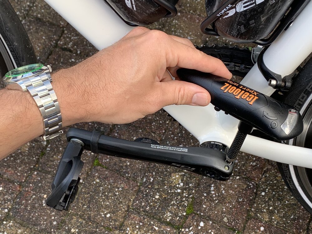 Apretando la biela con una llave dinamométrica