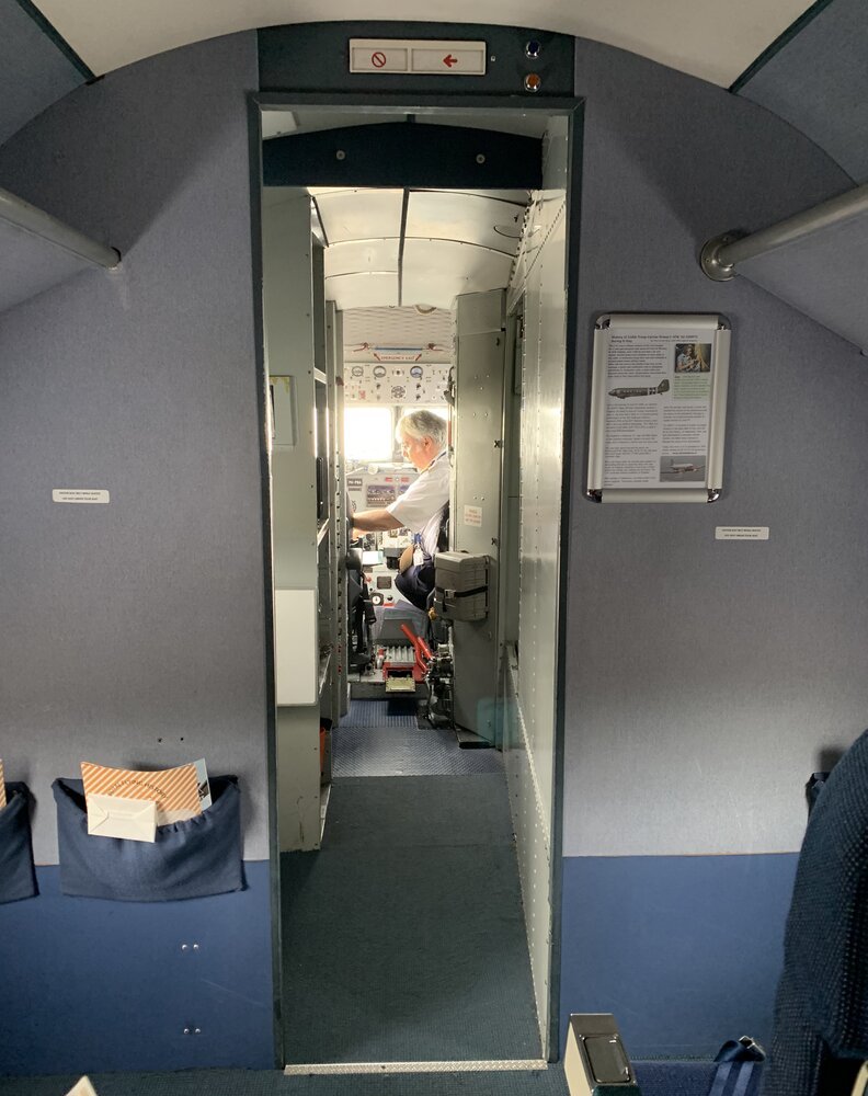 Dentro de la cabina se tiene una vista despejada de la cabina, ya que no hay ninguna puerta que separe a los pilotos de los pasajeros