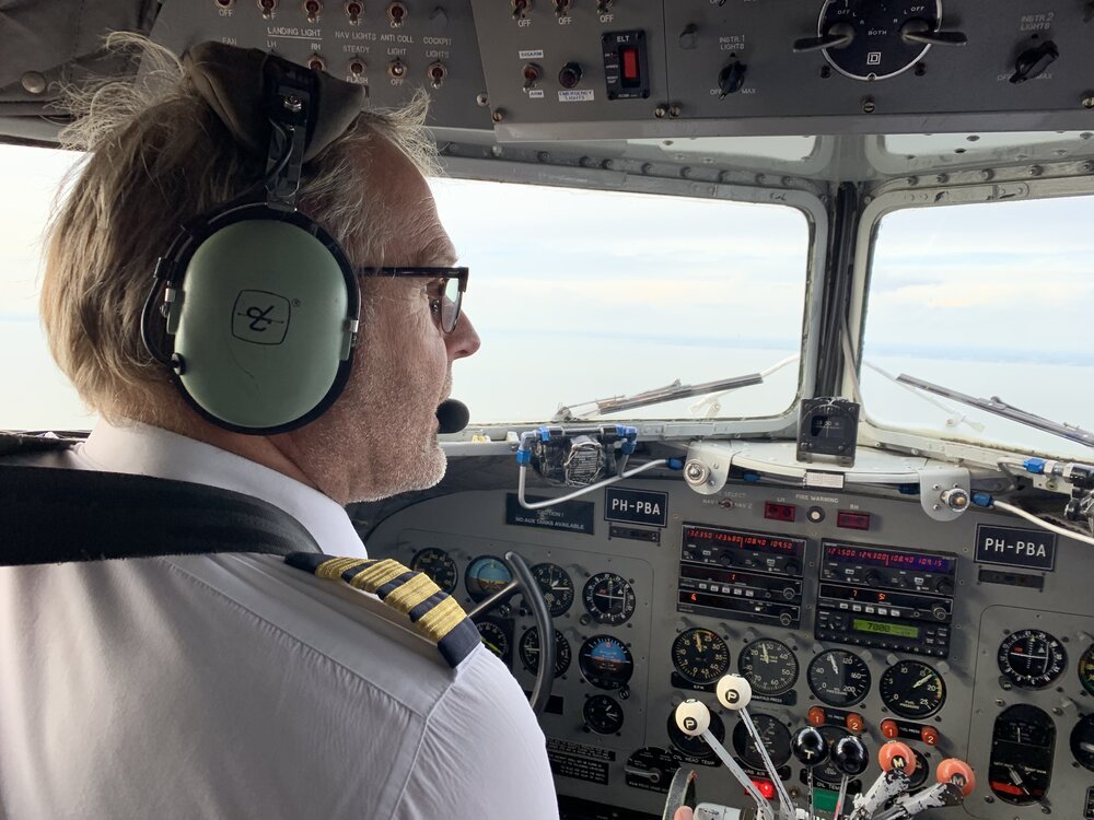Capitán de KLM pilotando el C47-A PH-PBA sobre el Markermeer