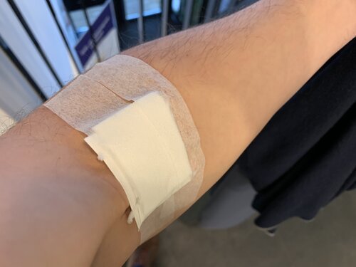 Parche después de que me sacaran sangre para el análisis de colesterol
