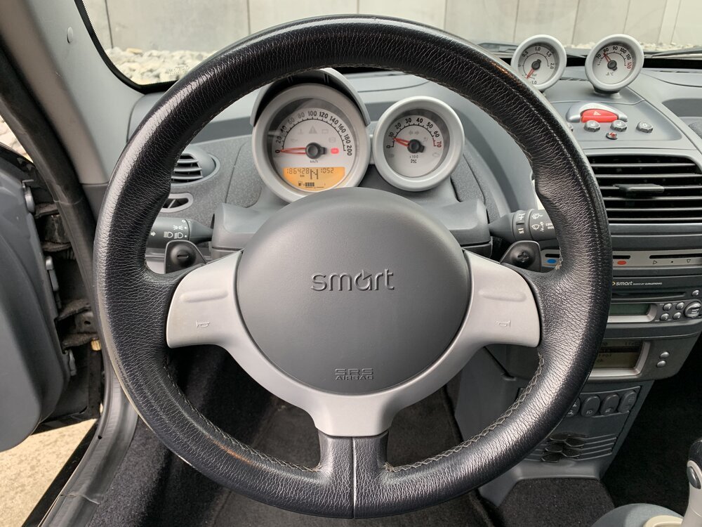 Volante del Smart Roadster - observe las levas de cambio estilo F1