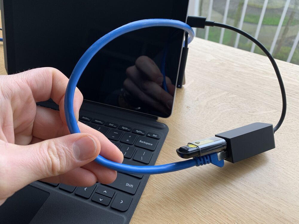 Conectando la unidad USB de arranque a la tableta Surface usando el adaptador de USB-C a USB 3.0 y ethernet