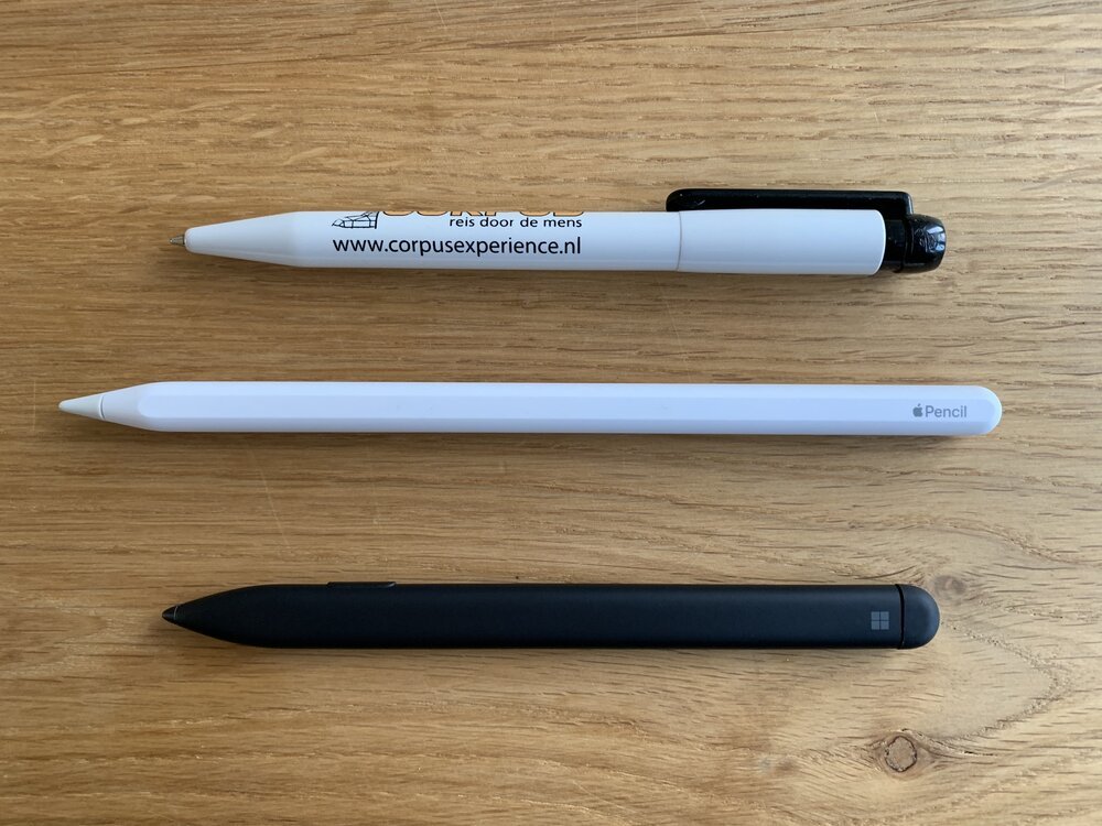 El Surface Slim Pen tiene aproximadamente el mismo tamaño que un bolígrafo convencional, un poco más pequeño que el Apple Pencil