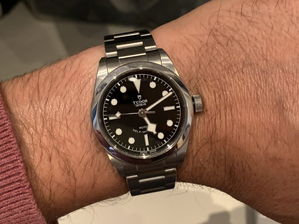 Tudor Black Bay 36 en la muñeca