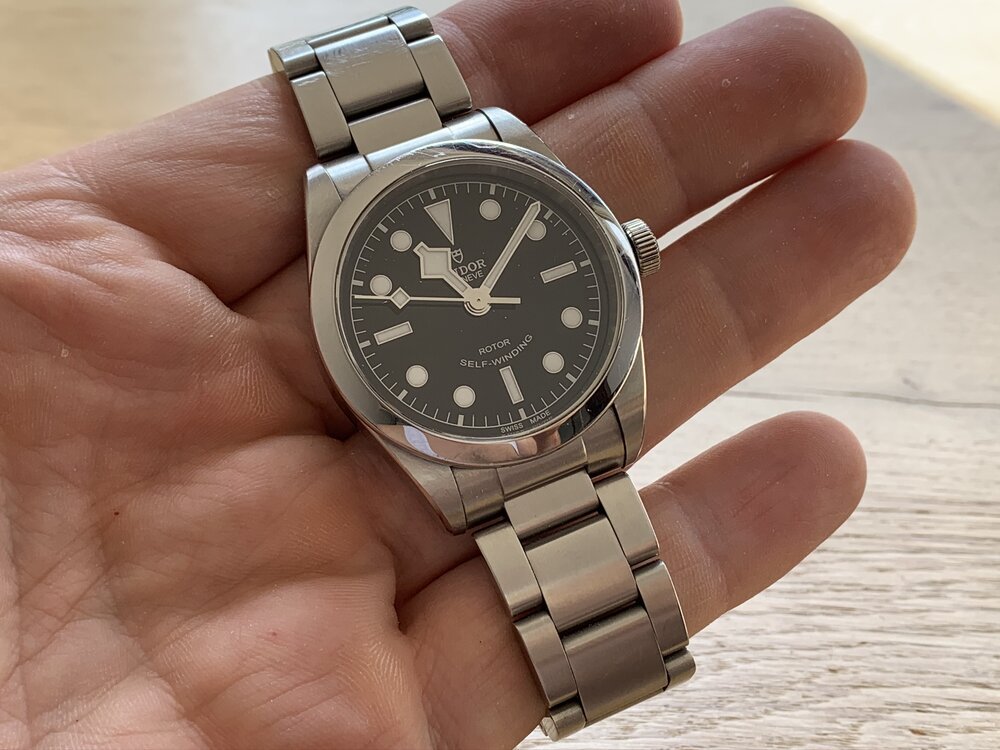 En mis manos de tamaño promedio, el reloj tiene el tamaño justo