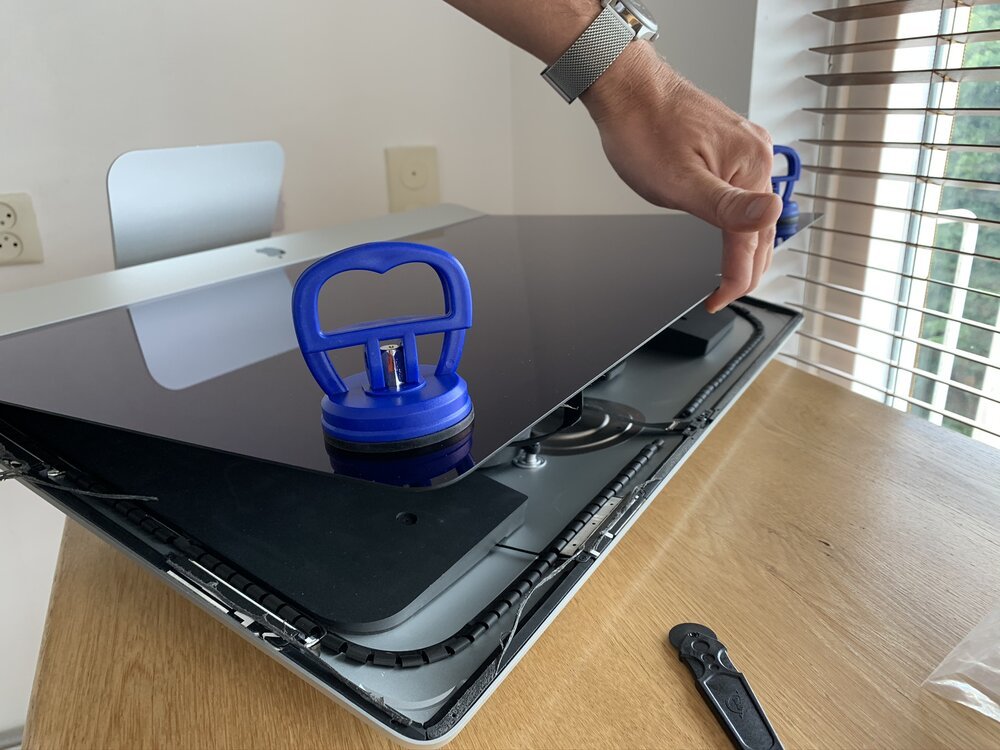 Tenga cuidado al levantar el cristal, hay cables que conectan el panel a la placa lógica