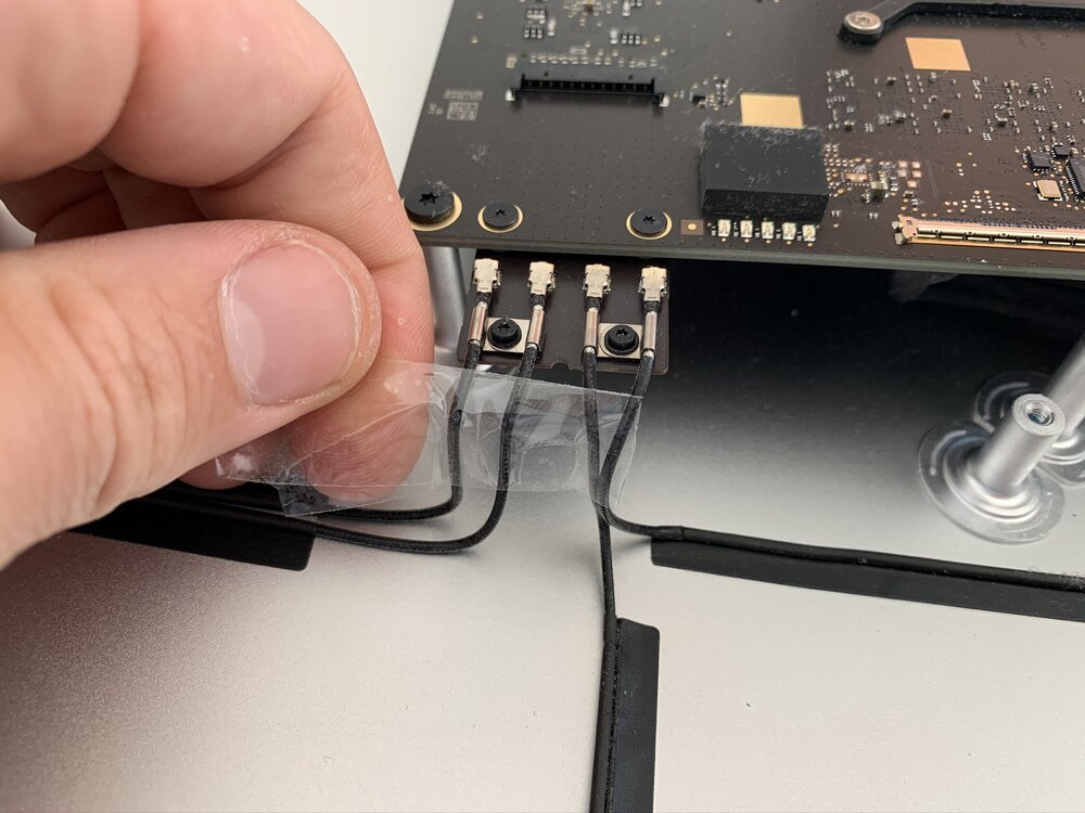 Retirando los cables de la antena, recuerde su orden usando un trozo de cinta adhesiva