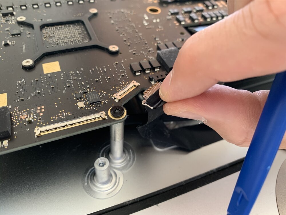 Desconectando el cable USB de la iSight (la jerga de Apple para la cámara web)