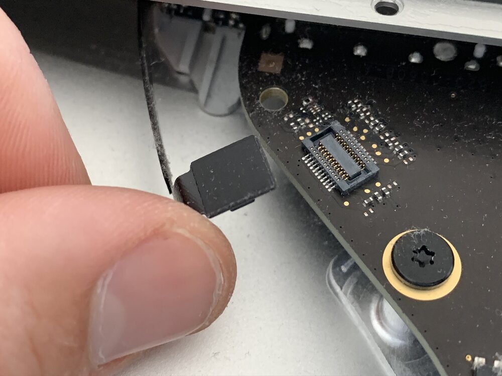 Desconectando el cable de los auriculares