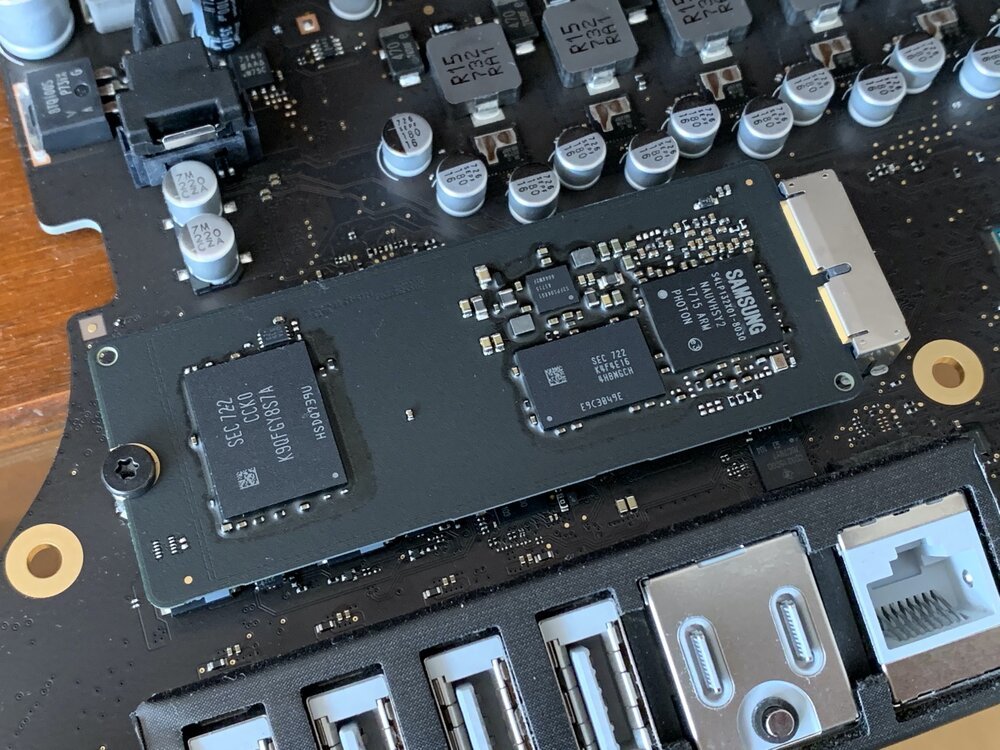 El SSD de 32 GB instalado de fábrica que vamos a reemplazar