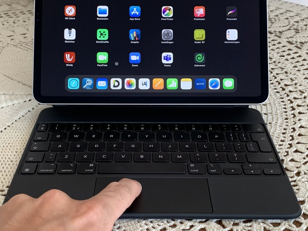 El trackpad del Magic Keyboard para iPad Pro es genial - puedes ver el 'cursor' como un círculo gris (justo entre los iconos de FaceTime y Zoom)