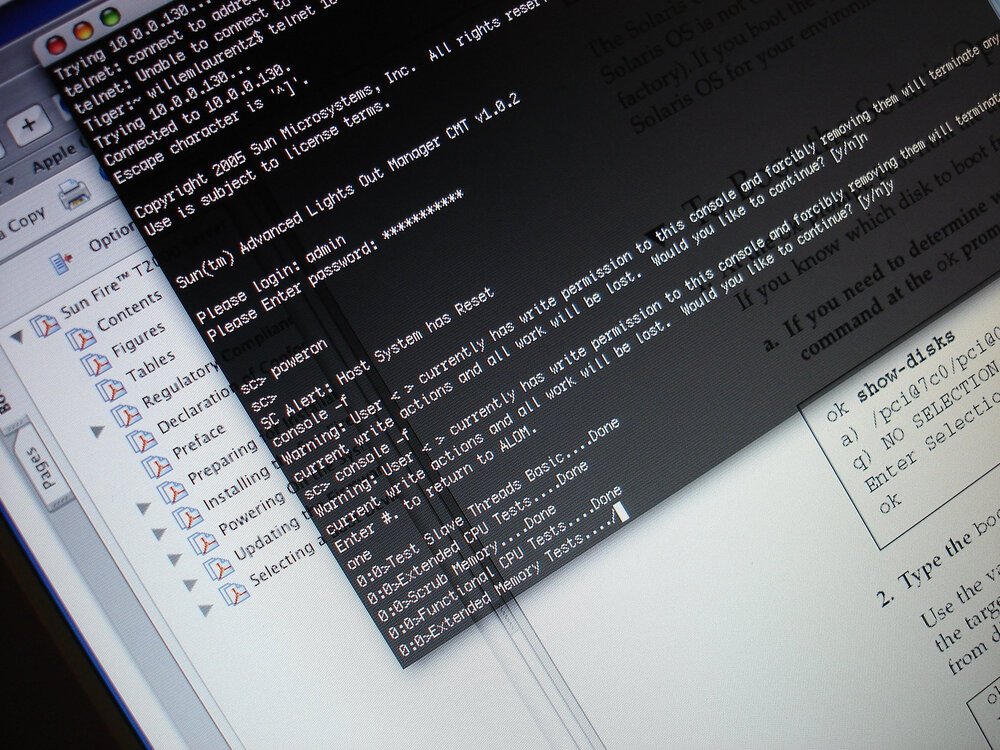 Usando mi Mac Mini de 2006 para conectarme a un servidor de Sun Microsystems usando la aplicación de terminal de aspecto elegante, pero potente.