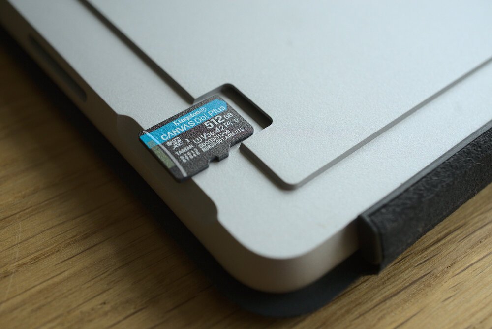 Ampliar el almacenamiento en un Surface Go 2 es posible usando una tarjeta MicroSD
