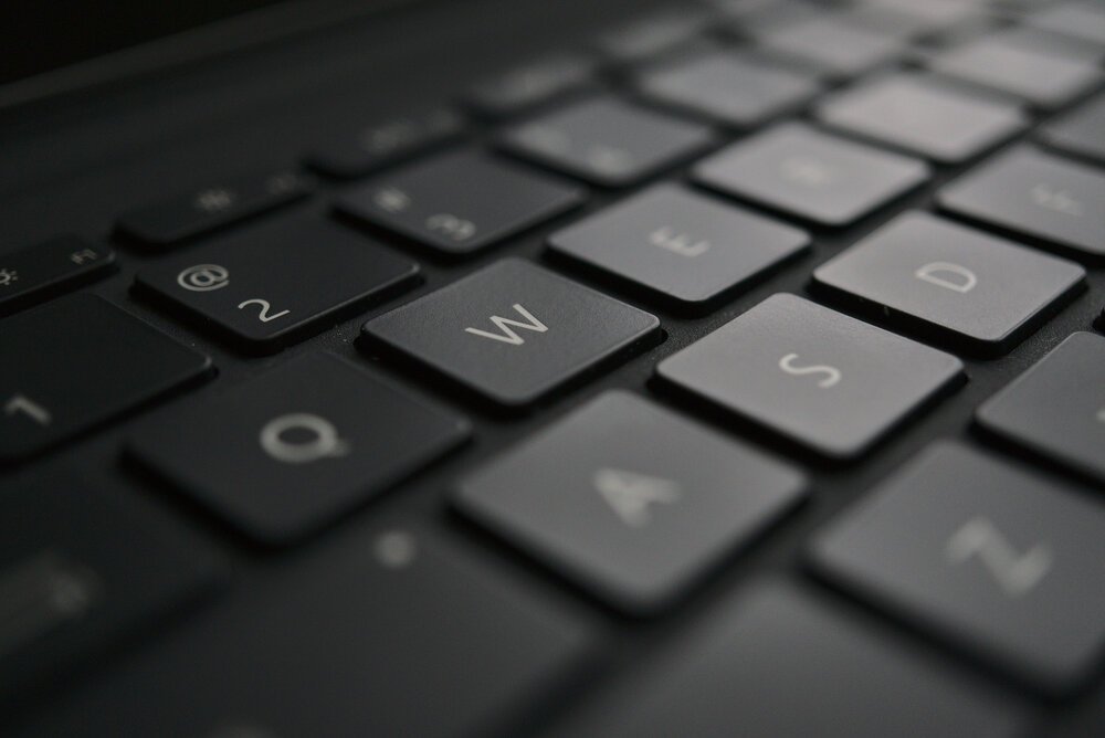 Escribir en la Type Cover es un encanto con teclas reales (retroiluminadas), incluyendo ESC y una fila de teclas de función