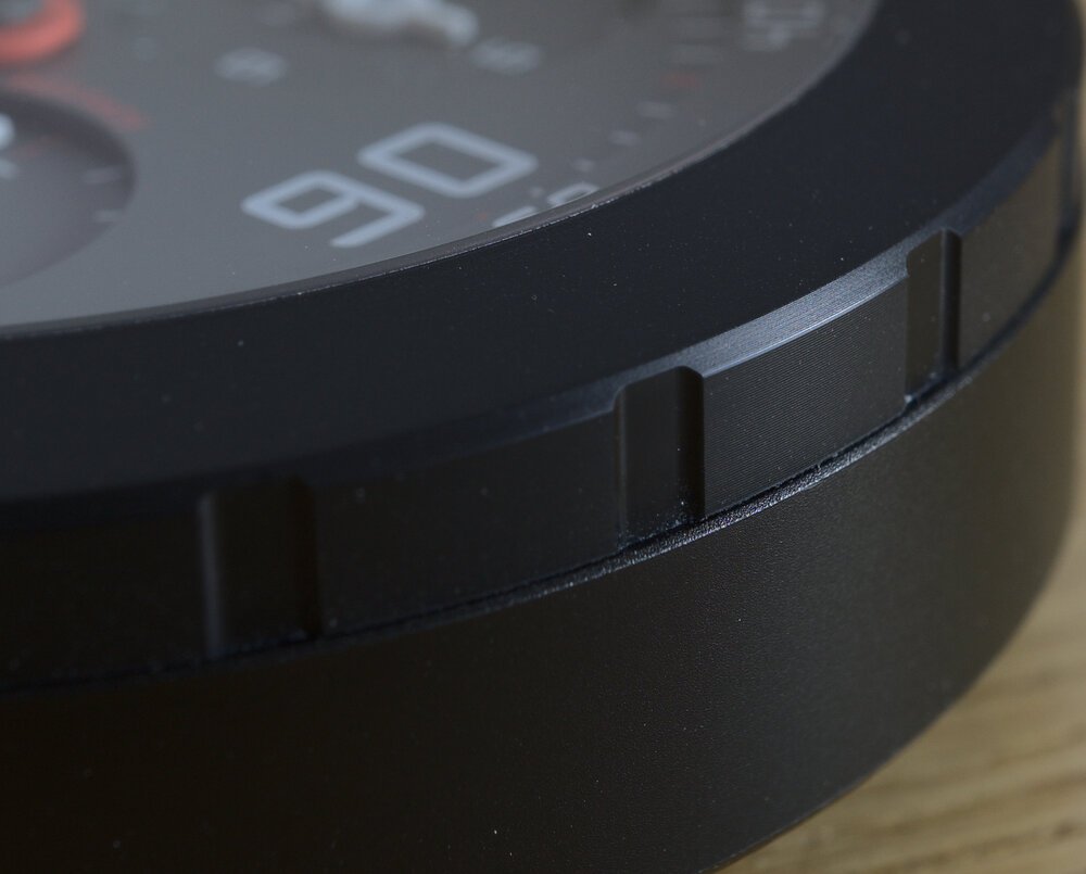 El anillo exterior es fácil de operar con guantes, está diseñado con precisión en aluminio 6063 y tiene un tacto agradable